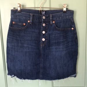 Gap cut-off mini skirt. Size 4.